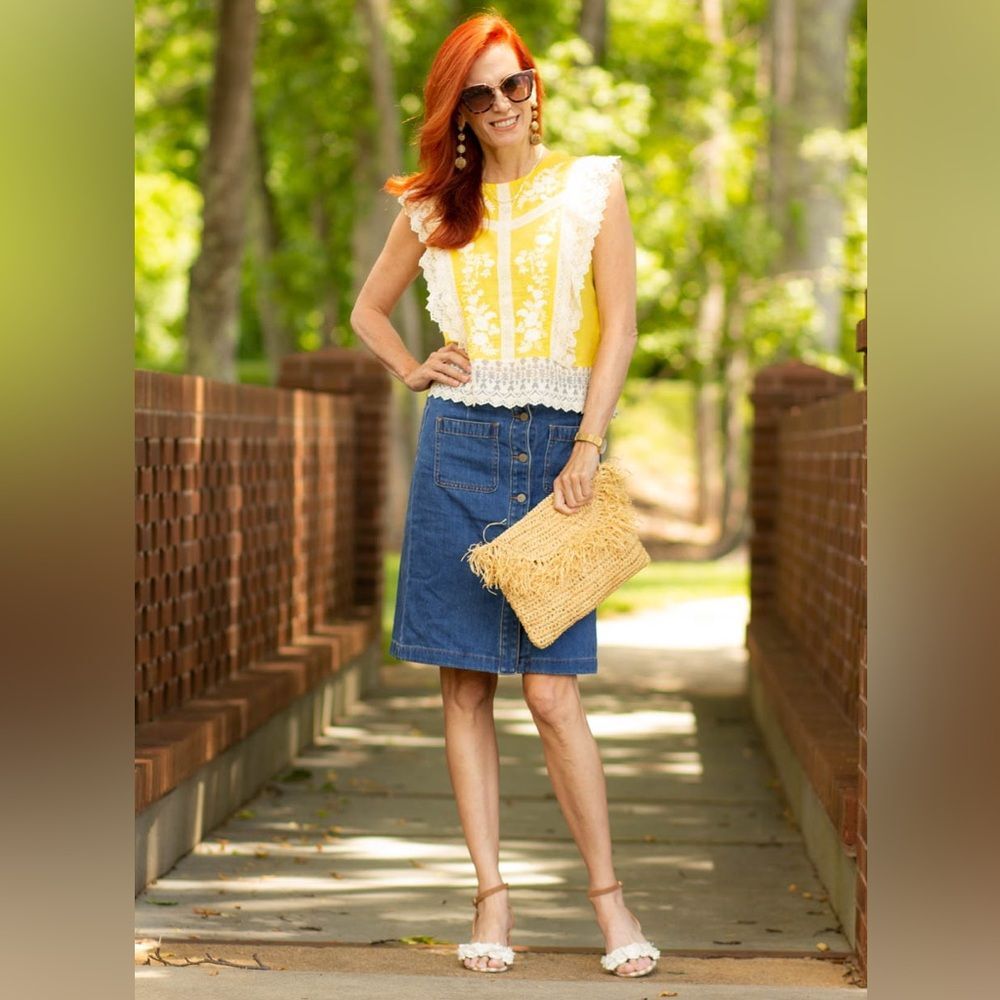 (A3) Zara women's butter yellow and white embroidered blouse size L‎